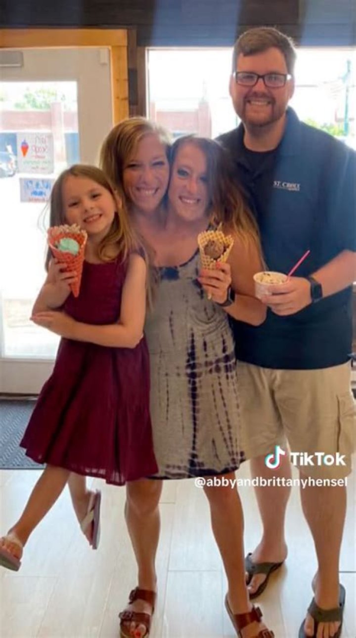 Abby and Brittany Hensel Family Tragedy: A Deep Dive into Their Lives