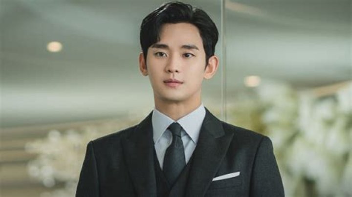 Kim Soo-hyun's Girlfriend: Unraveling the Mystery Behind the Star's Romantic Life